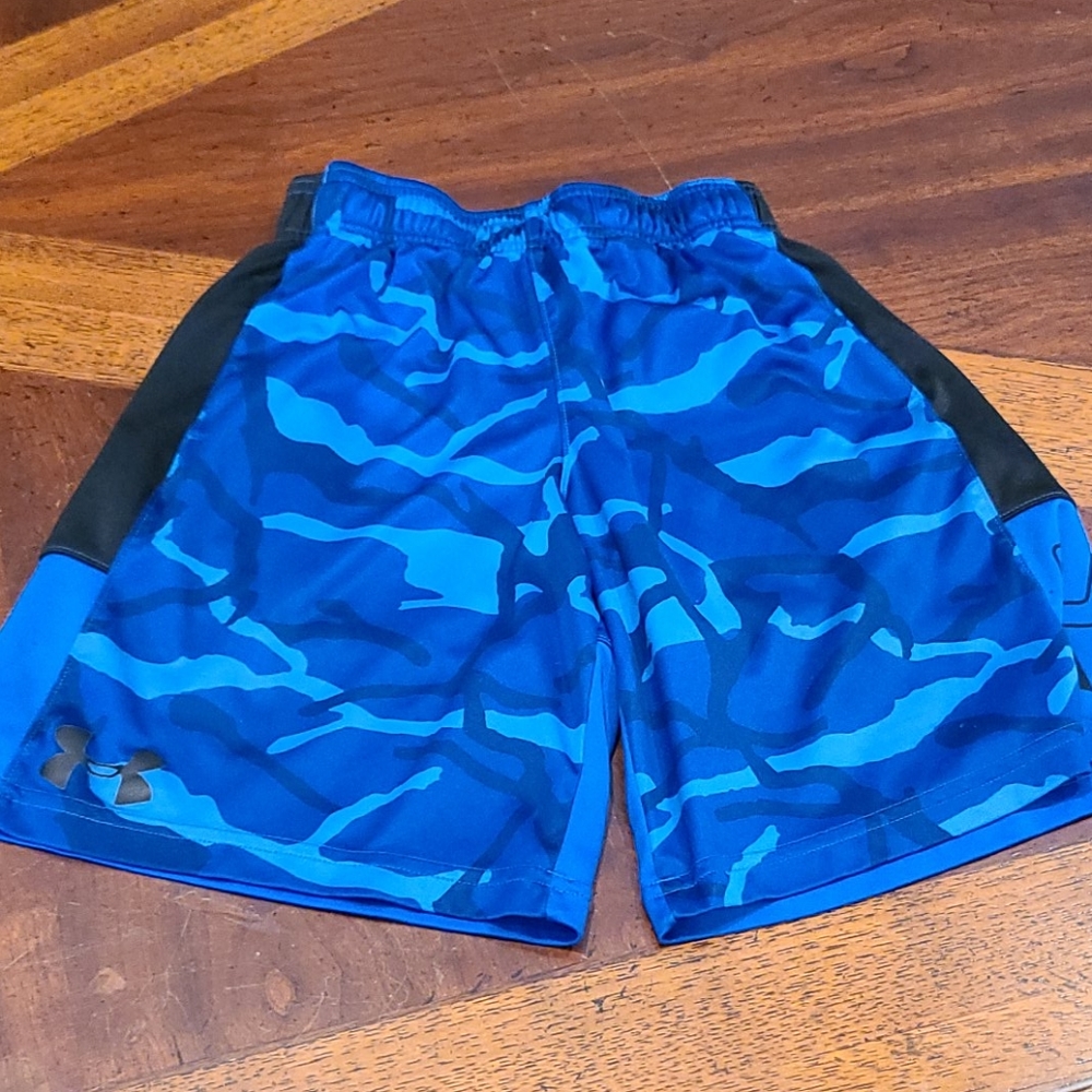 EUC Boys size Small Under Armour shorts w/pockets